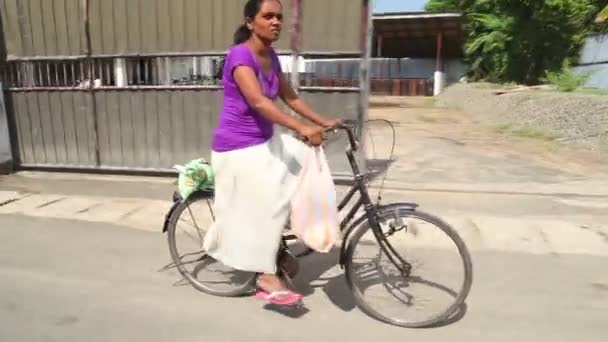 Lokal kvinna ridning cykel i Weligama — Stockvideo