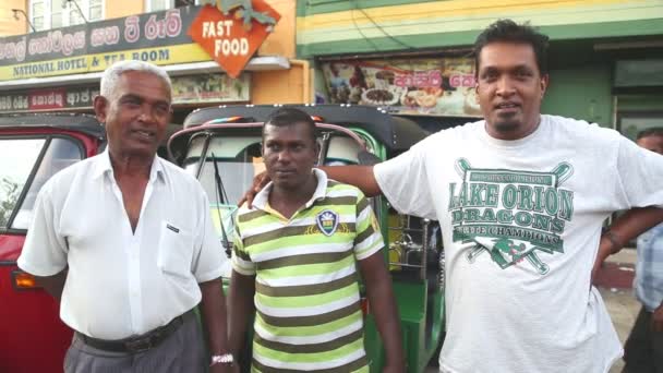Tre lokala tuktuk förare — Stockvideo
