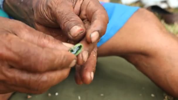 Old man eating betel nut — Stock Video