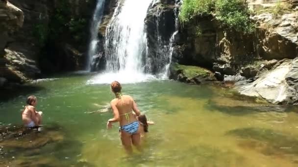 Gente disfrutando de las cataratas Ravana — Vídeos de Stock