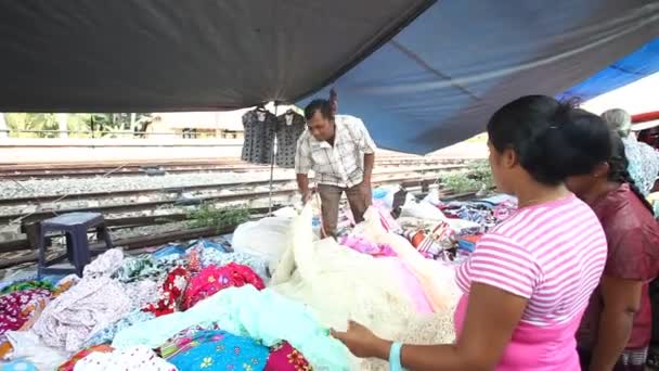 Verkoper weergeven en rangschikken van textiel — Stockvideo