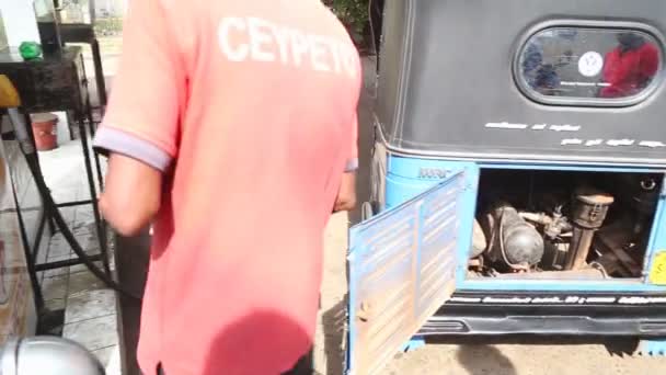 Homem local colocando gasolina em tuktuk — Vídeo de Stock