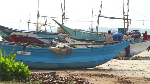 நீண்ட இரவு வேலைக்குப் பிறகு கடற்கரையில் வலைகளை வரிசைப்படுத்தும் உள்ளூர் மீனவர்கள் . — ஸ்டாக் வீடியோ