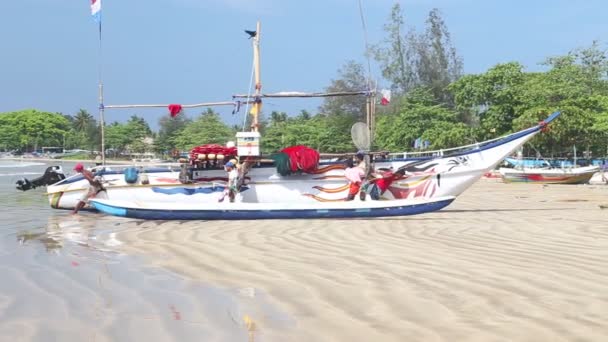 Pescatori tirando barca dall'oceano — Video Stock