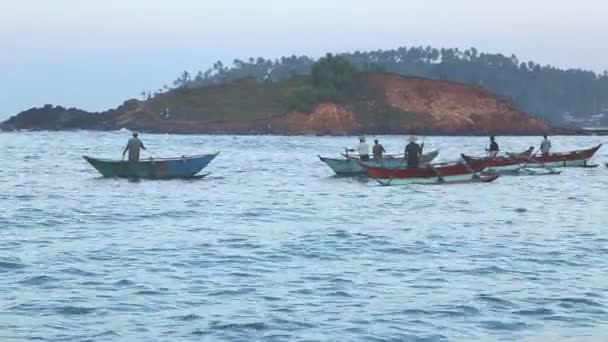 Pêcheurs dans de vieux bateaux traditionnels dans la mer — Video