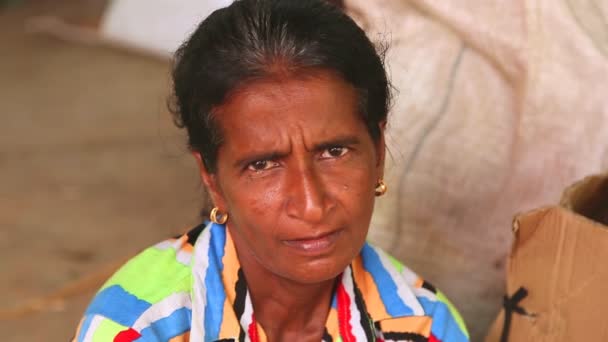 Local woman at Hikkaduwa Sunday market — Stock Video