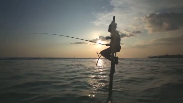 Pescador em um pólo de pesca — Vídeo de Stock