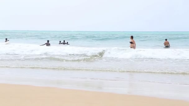 People enjoy swimming in the ocean — Stock Video