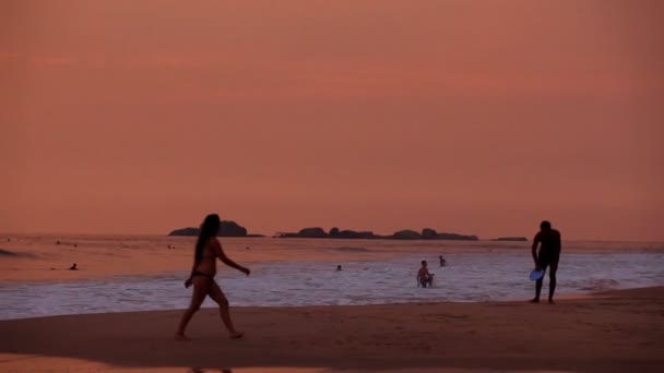 La gente está jugando con frisbee — Vídeos de Stock