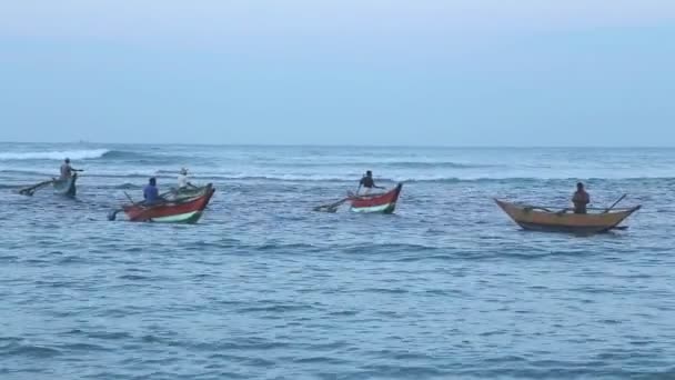 Рыбаки на старых традиционных лодках в море — стоковое видео