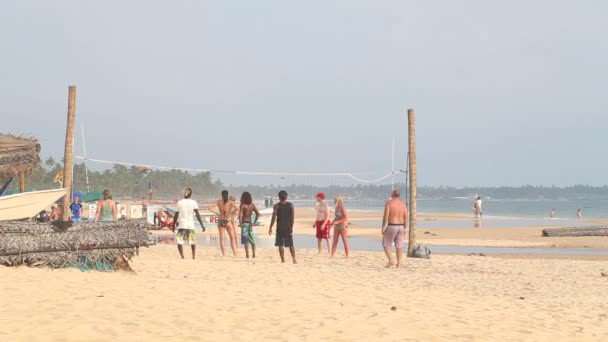 Jóvenes jugando voleibol — Vídeos de Stock