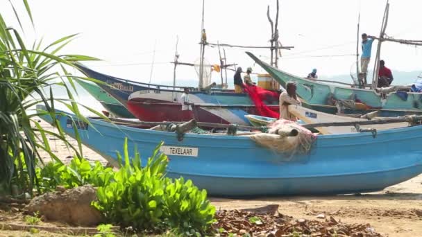 Helyi halászok, hálók strandon válogatás után hosszú éjszakai munka. — Stock videók