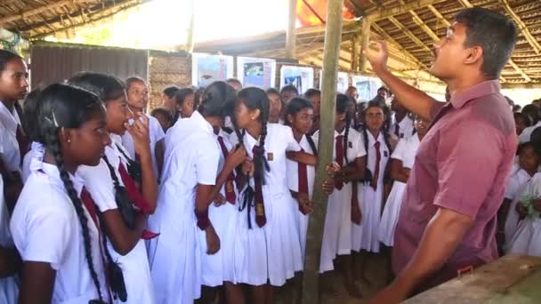 Ragazze della scuola in visita all'incubatoio delle tartarughe di Kosgoda — Video Stock