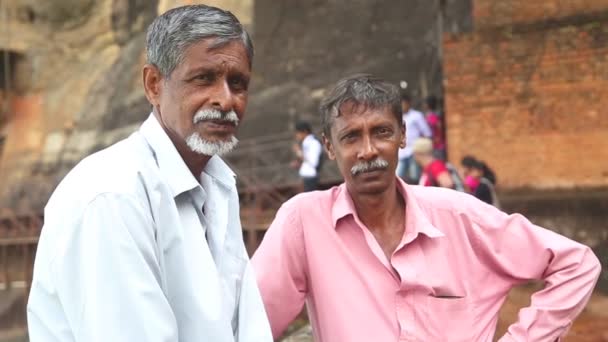 Trabajadores en Sigiriya — Vídeos de Stock