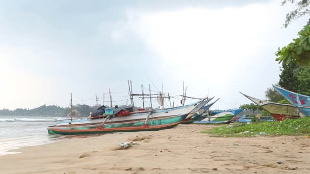 Houten vissersboten op strand — Stockvideo