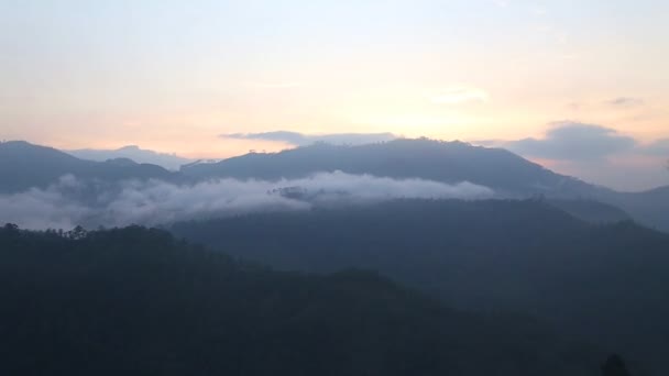 Amanecer brumoso en el Pico del Pequeño Adán — Vídeos de Stock