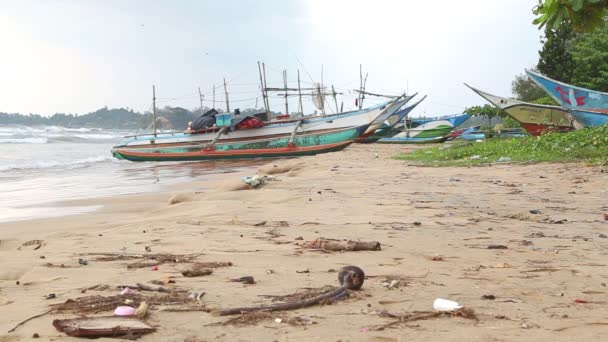 Vista di barche da pesca in legno sulla spiaggia — Video Stock