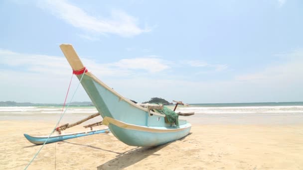 Traditionele houten vissersboot op strand in Weligama — Stockvideo