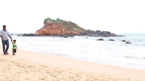 Padre e hijo caminando por la playa — Vídeos de Stock