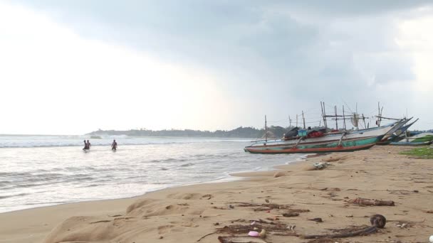 Strand in Weligama met mensen genieten van de golven — Stockvideo