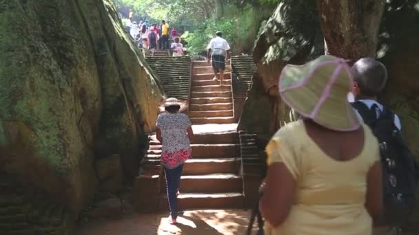 Turistas que visitam Sigiriya — Vídeo de Stock