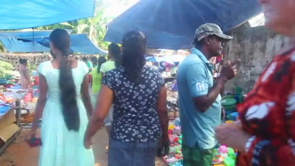 Lokale bevolking verkopen en op Hikkaduwa markt passerende mensen. — Stockvideo
