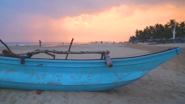Традиционная рыбацкая лодка на пляже Хиккадува — стоковое видео