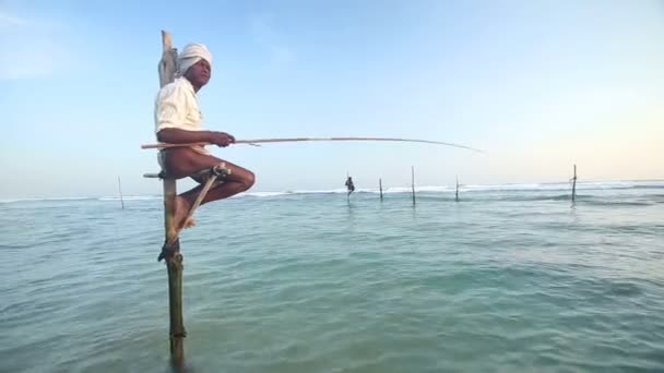 Vecchio pescatore su una canna da pesca — Video Stock