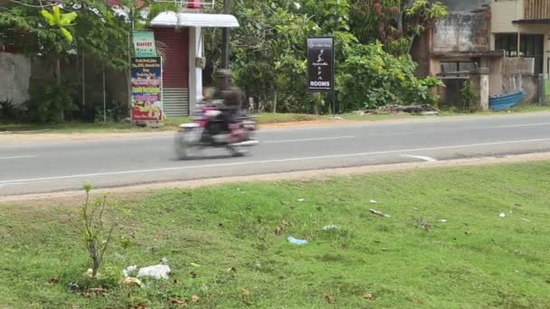 Weligama yerel trafikte — Stok video