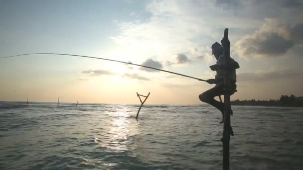 Pescador en una caña de pescar — Vídeo de stock