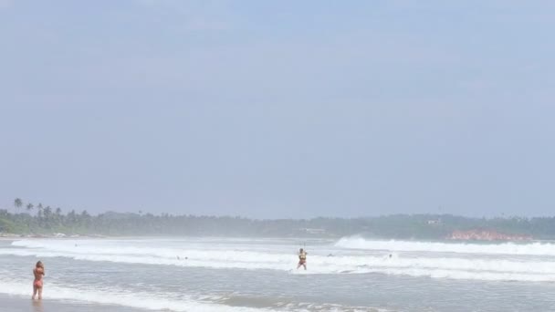 Kitesurfer saltando en las olas — Vídeo de stock