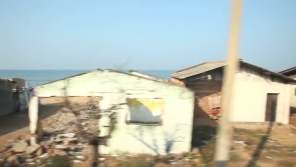 Visa av Colombo seaside förorter från passerande tåg. — Stockvideo