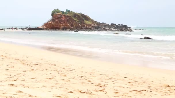 A vista de uma praia em Mirissa — Vídeo de Stock