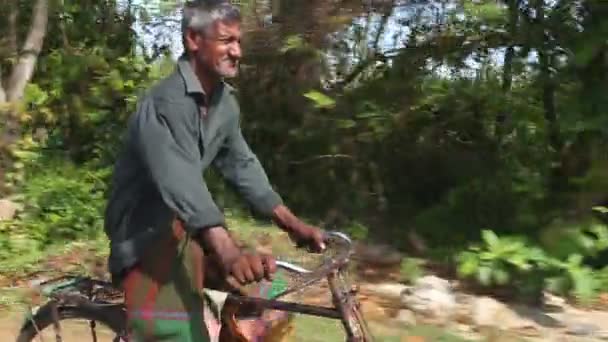 Einheimischer fährt Fahrrad — Stockvideo