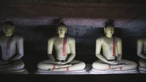 Sittande Buddhor i gyllene templet — Stockvideo