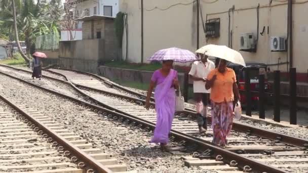 Femmes marchant sur la voie ferrée — Video