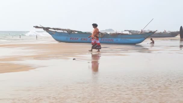 Oude traditionele houten vissersboot op strand — Stockvideo