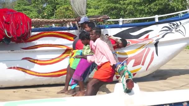 Pescadores tirando del barco — Vídeos de Stock