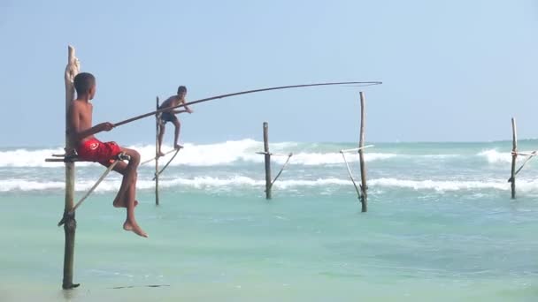 Jovem em um pólo de pesca — Vídeo de Stock