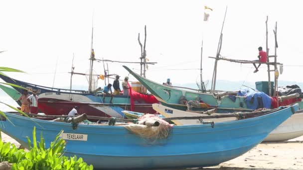 Lokale fiskere sorterer garn – stockvideo
