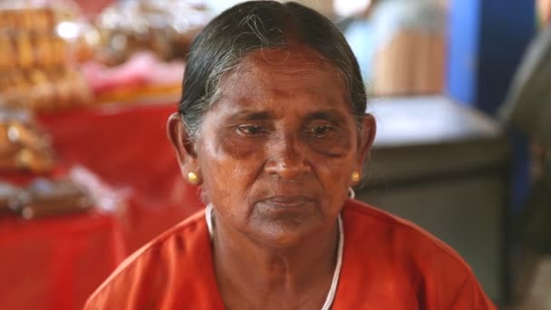 Mujer local en el mercado dominical de Hikkaduwa — Vídeos de Stock