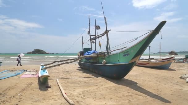 Boat on a beach in Weligama — Stock Video