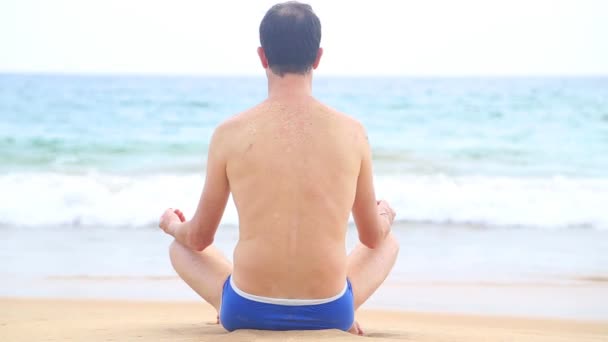 Adam okyanus yakın meditasyon — Stok video
