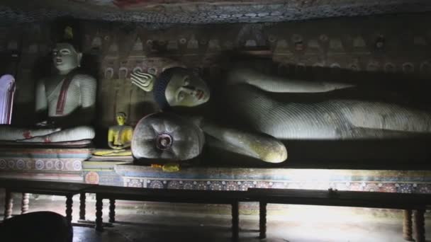 Gran Buda reclinado en el Templo Dorado de Dambulla — Vídeo de stock