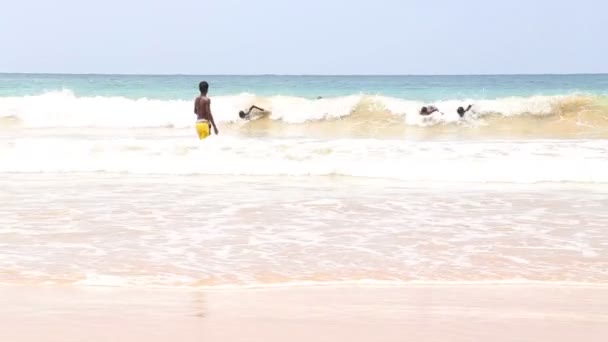 La gente disfruta nadar en el océano — Vídeo de stock