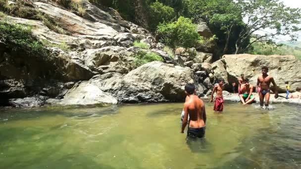 Pessoas que gostam das Cataratas de Ravana — Vídeo de Stock