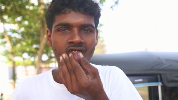Vue rapprochée d'un conducteur de tuk tuk local — Video