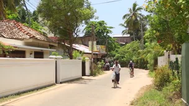 Vista de uma rua em Mirissa — Vídeo de Stock