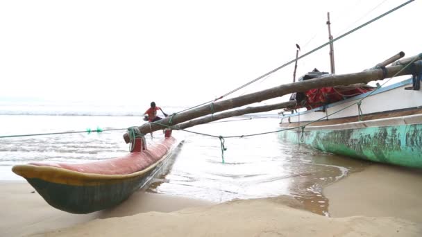 Boat in Weligama with local boys playing around — Stock Video