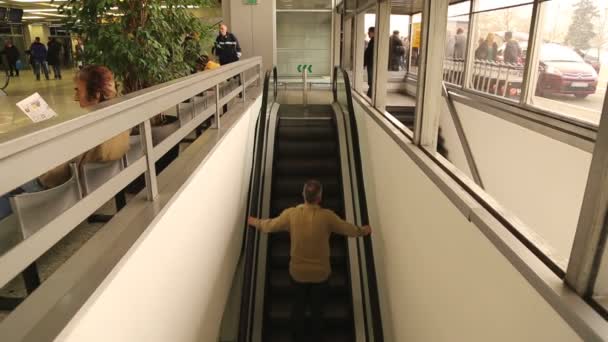 Pessoas na escada rolante no aeroporto de Belgrado — Vídeo de Stock